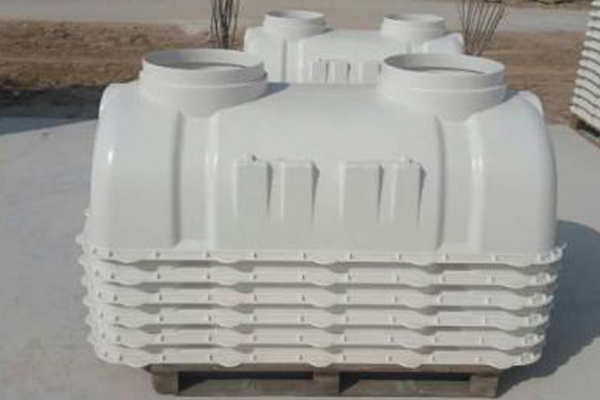 在對玻璃鋼化糞池進(jìn)行安裝時要注意什么